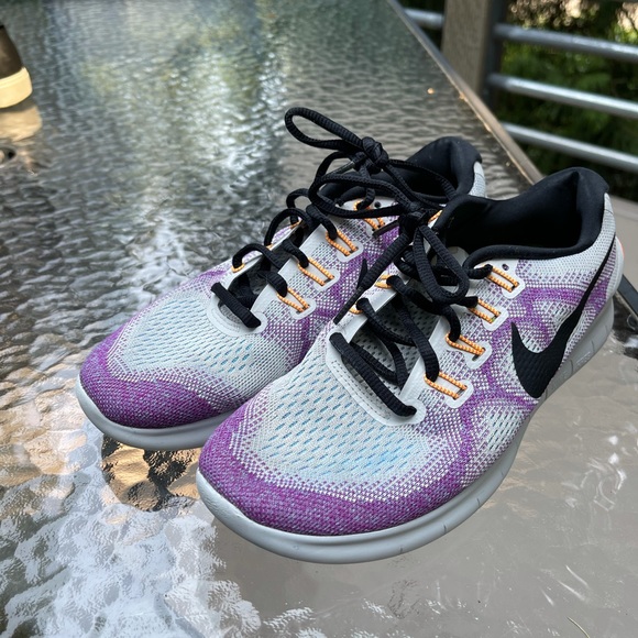 Nike Shoes - EUC Nike Free shoes
